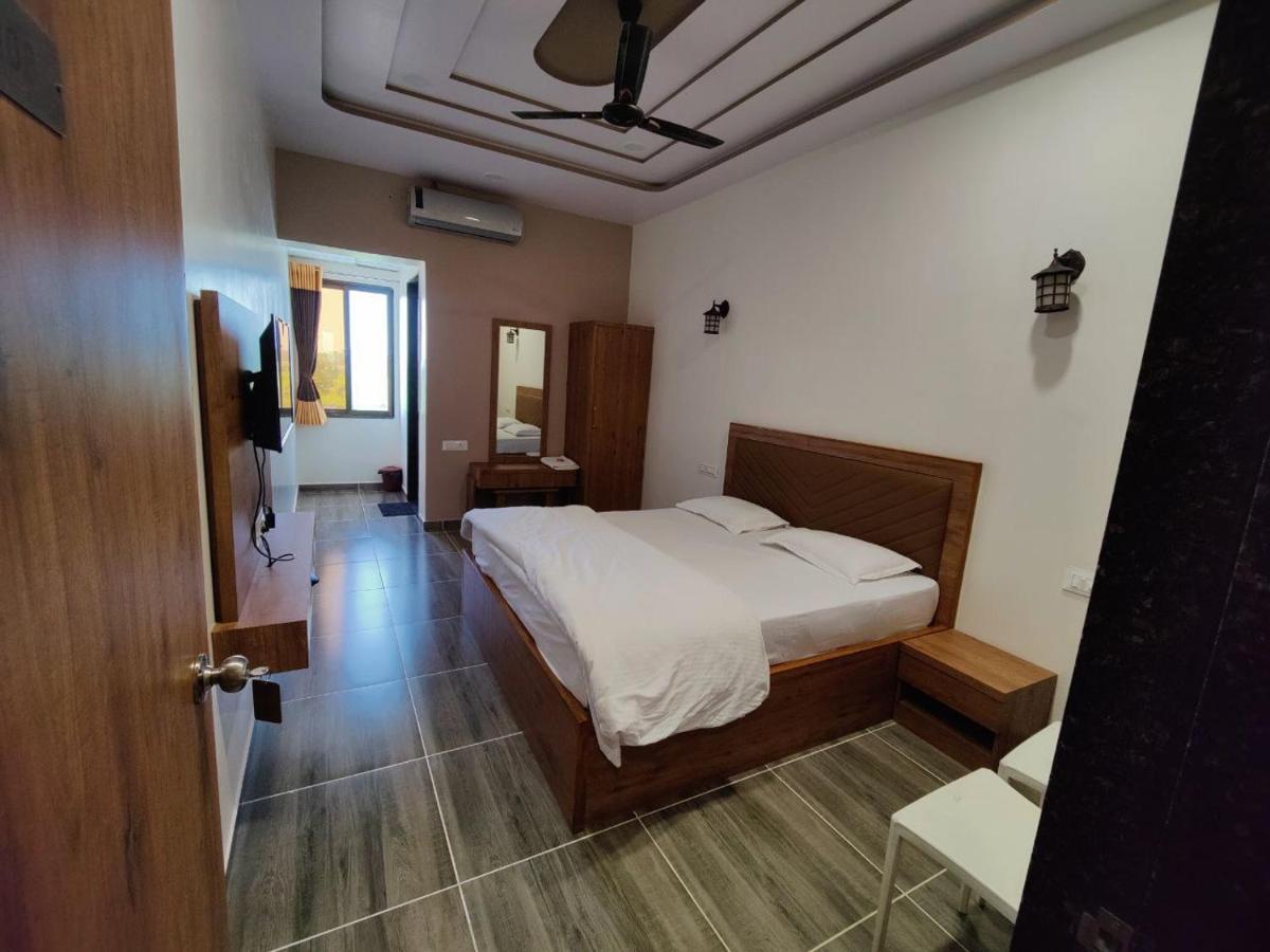 Hotel Nilkanth Navsari 外观 照片