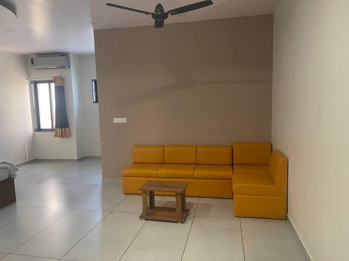 Hotel Nilkanth Navsari 外观 照片