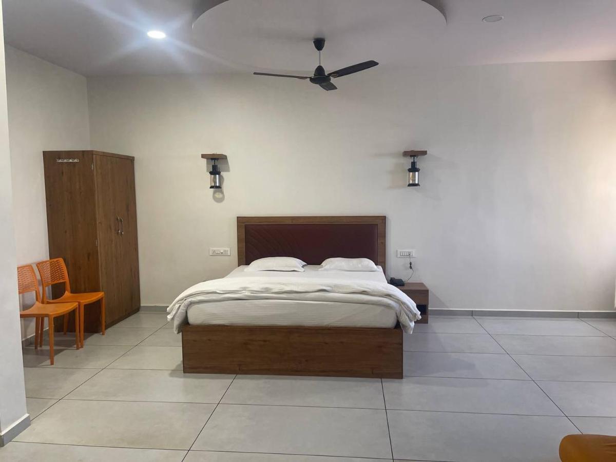 Hotel Nilkanth Navsari 外观 照片